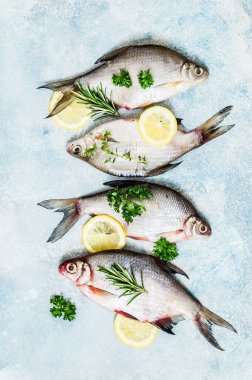 Mavi Arkaplanda Limon ve Bitkilerle Tüm Breams