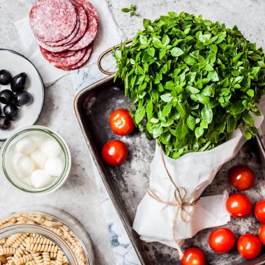 Pasta Pişirme İçindekiler Eski Bakır Tavada, kare