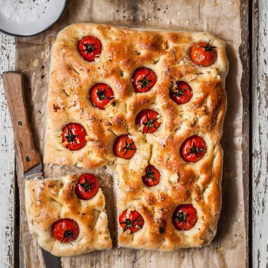 Dilimlenmiş vişneli domates, biberiye ve sarımsaklı Focaccia, kare