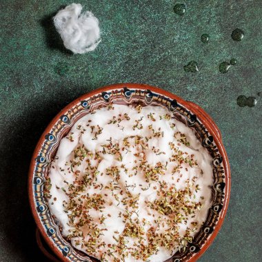 Islak Pamuk Yün 'ün üzerindeki Cress Salata Tohumları, metnin için kopyalama alanı