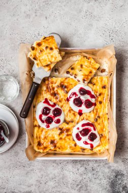 Ekşi kremalı ve kiraz soslu tatlı peynirli kek, metnin için alanı kopyala