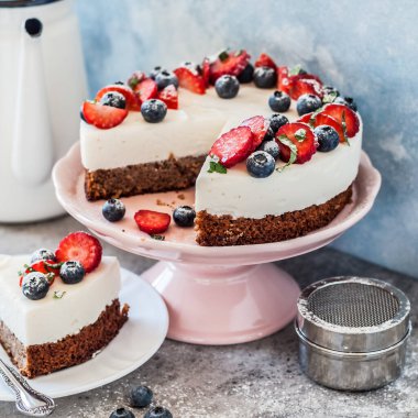 Dilimlenmiş No Bake Ricotta ve Taze Böğürtlenli Glütensiz Base Cheesecake, kare