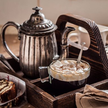 Marshmallow 'lu kahve ve Mutfak Masasında Tahta Tepside Zebra Keki Dilimleri, kare.