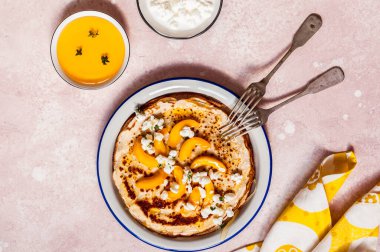 Süzme Peynir, Korunmuş Şeftali, Kekik ve Bal ile İnce Krep, metin için boşluk kopyalamak