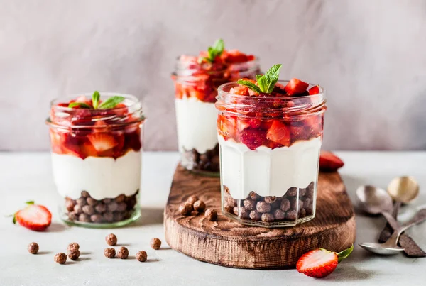 Greek Yoghurt Strawberries Honey Cereal Jars — стокове фото