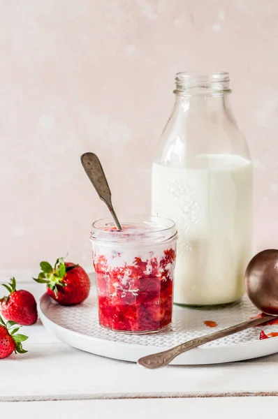 Verse Aardbeien Met Melk Een Pot Kopieer Ruimte Voor Tekst — Stockfoto