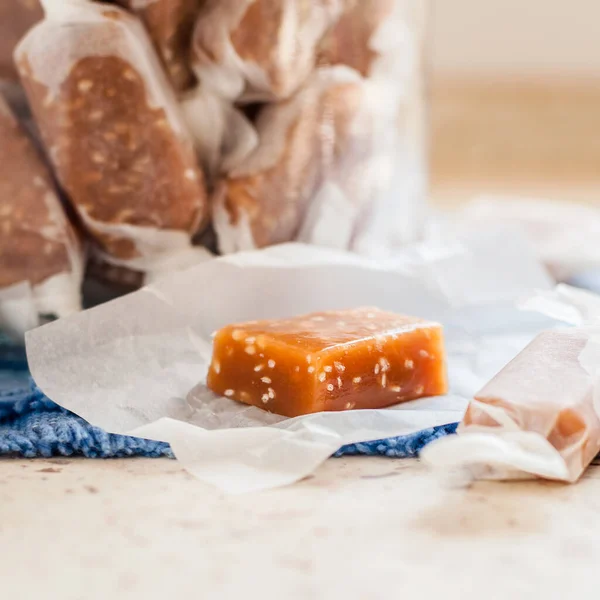 Sesam Seed Caramel Candies Zelfgemaakte Chewy Toffees Een Pot Vierkant — Stockfoto