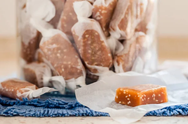 Sezamové Karamelové Bonbóny Domácí Žvýkací Karamelové Bonbóny Sklenici — Stock fotografie