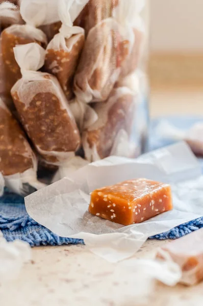 Sezamové Karamelové Bonbóny Domácí Žvýkací Karamelové Bonbóny Sklenici — Stock fotografie