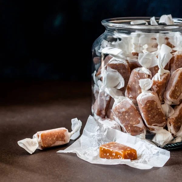 Sesamsamen Karamell Bonbons Hausgemachte Chewy Toffees Glas Quadratisch — Stockfoto