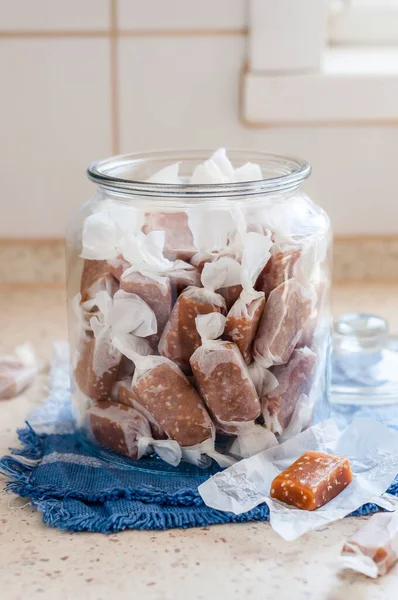 Bonbons Caramel Aux Graines Sésame Bonbons Mâcher Maison Dans Pot — Photo
