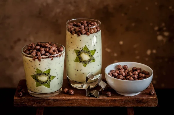 Kiwifypes Smoothie Прикрашена Star Shaped Kiwi Slices Cocoa Cereal — стокове фото