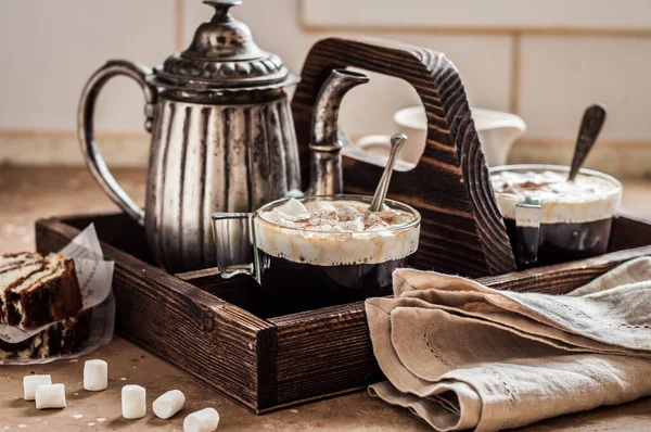 Café Con Malvaviscos Rebanadas Pastel Cebra Una Mesa Cocina Una — Foto de Stock