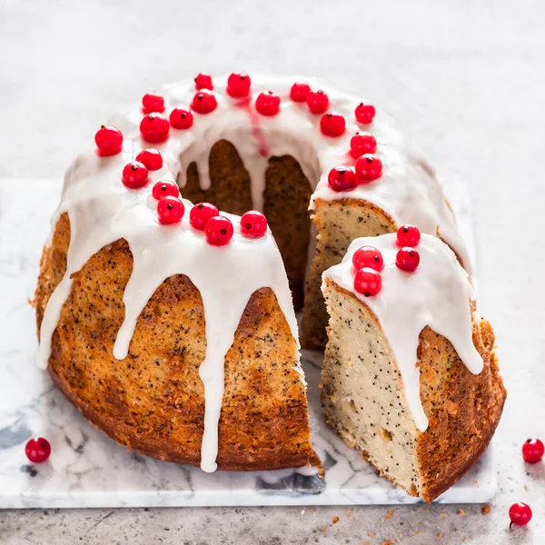 Ciasto Cytrynowe Makowe Plasterkach Polewą Cukrową Czerwoną Porzeczką Kwadratowe — Zdjęcie stockowe