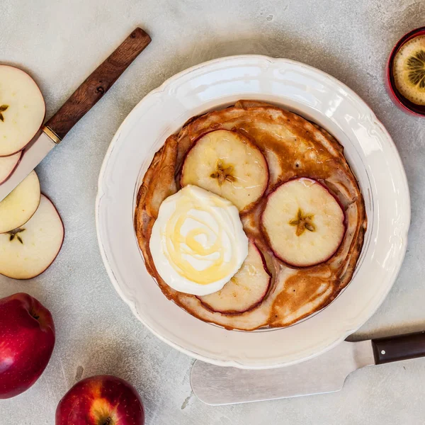 Apfelpfannkuchen Mit Sauerrahm Und Honig Quadratisch — Stockfoto