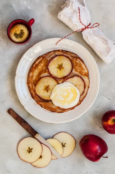 Apfelpfannkuchen Mit Saurer Sahne Und Honig — Stockfoto