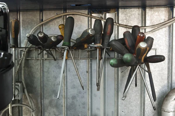 Chaves de fenda em um estande em uma oficina suja — Fotografia de Stock
