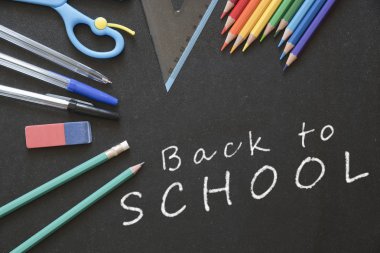 Okul ve ofis eşyaları bir yazı tahtası yüzeyi