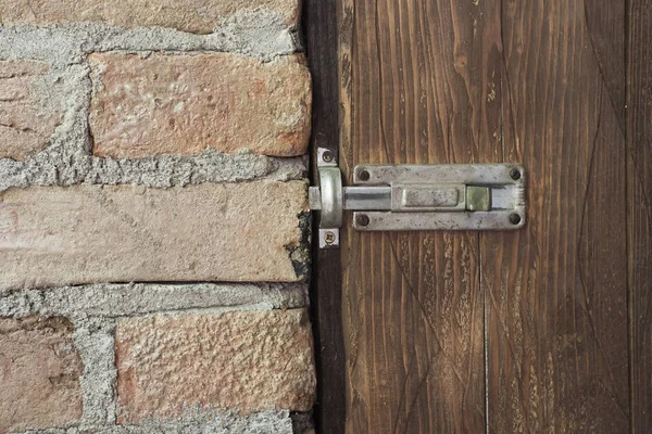 Старый Ржавый Болт Старой Деревянной Двери Соединяющей Кирпичную Стену — стоковое фото