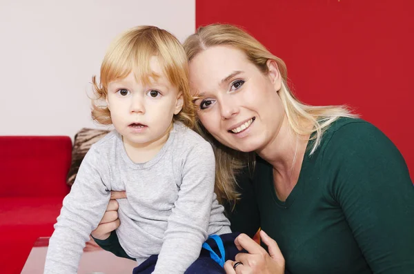 oturma odasında bir oğluyla mutlu bir anne portresi