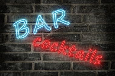 bir kokteyl bar mavi ve kırmızı renklerde parlak neon tabela gösteren resim