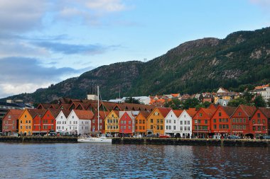Bergen limanının ünlü manzarası ve tarihi çeyrek Bryggen. Fiyort, dağlar, yat, geleneksel renkli ahşap evler. Norveç, Hordaland. İskandinav simgesi.