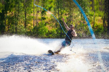 Genç adam yaz gölde wakeboard sürme