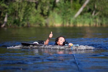 esmer kadın yaz gölde bir wakeboard sürme