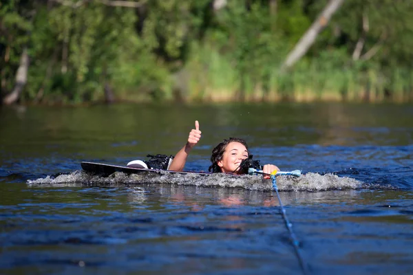 Brunette vrouw rijden wakeboard in een zomer-meer — Stockfoto