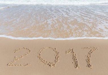 Yeni 2017 yılı Deniz Sahil kum üzerinde oturum