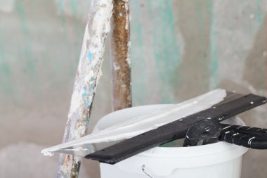 ev geliştirme işçi tarafından bitirme sıva tabakası üzerinde th koyar.