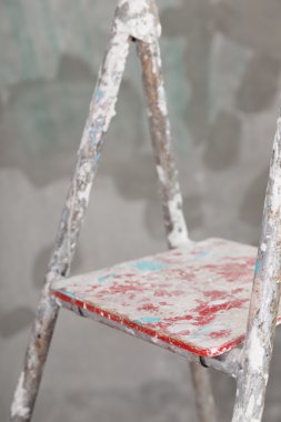 Eski boyalı ve merdiven beton duvar arka plan sıva