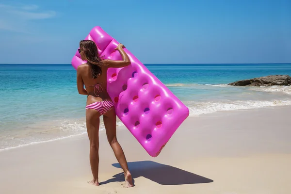 Brunette woman sunglasses sunbathe with air mattress on tropic beach — Stock Photo, Image