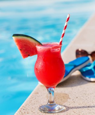 terlik güneş gözlüğü ile taze portakal suyu içmek