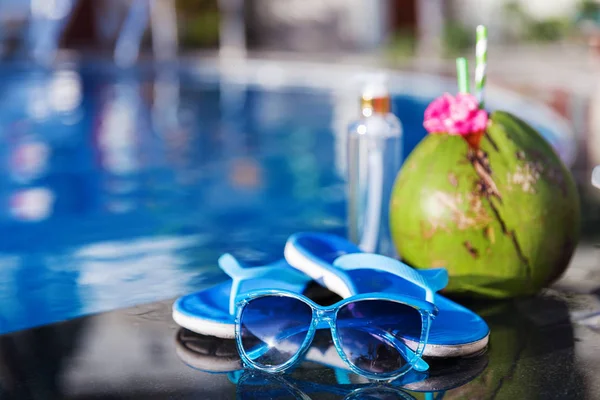 Óleo de suco de bebida de coco, chinelos e óculos de sol — Fotografia de Stock