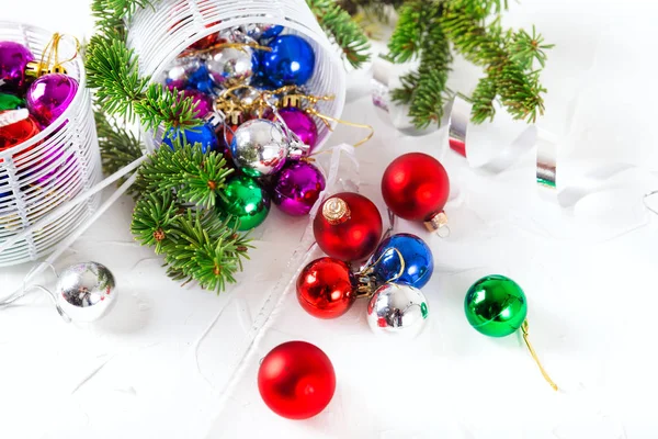 Bola de Navidad para decorar fondo blanco — Foto de Stock