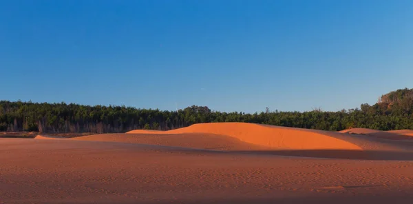 Красные песчаные дюны в Муй Не, Вьетнам — стоковое фото