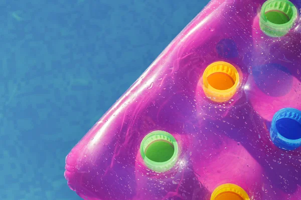 Matelas gonflable rose dans la piscine — Photo