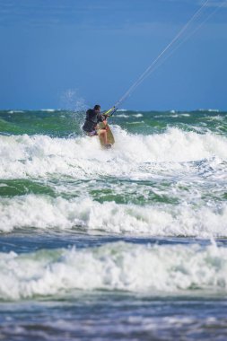 Dalgalar deniz üzerinde geniş ağ binme uçurtma sörf