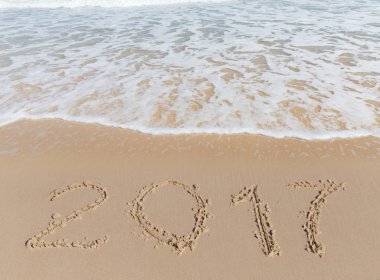 Yeni 2017 yılı Deniz Sahil kum üzerinde oturum