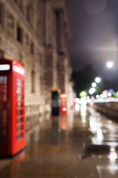 Cabina telefonica rossa in illuminazione notturna sfocata — Foto Stock
