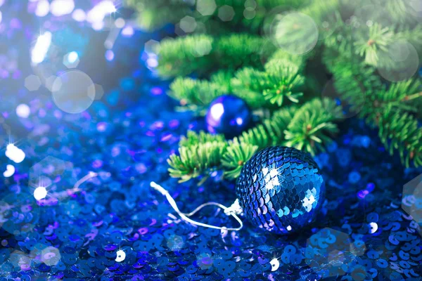 Blue Christmas bauble pine sparkling background — Stock Photo, Image