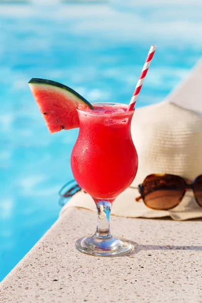 Vidro de chapéu de óculos de sol de bebida de smoothie de melancia — Fotografia de Stock