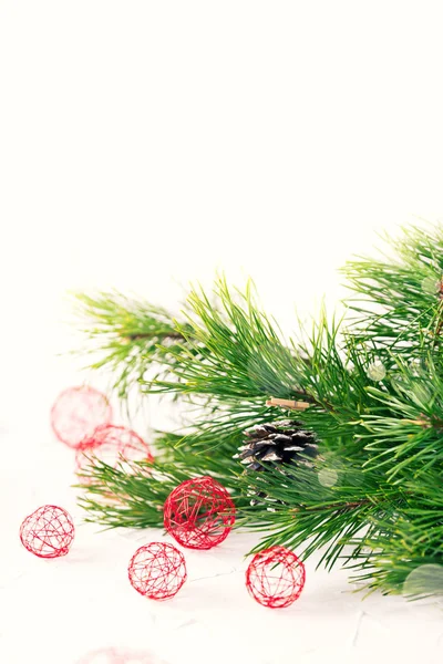 Fenyő, fehér alapon piros karácsonyi baubles — Stock Fotó