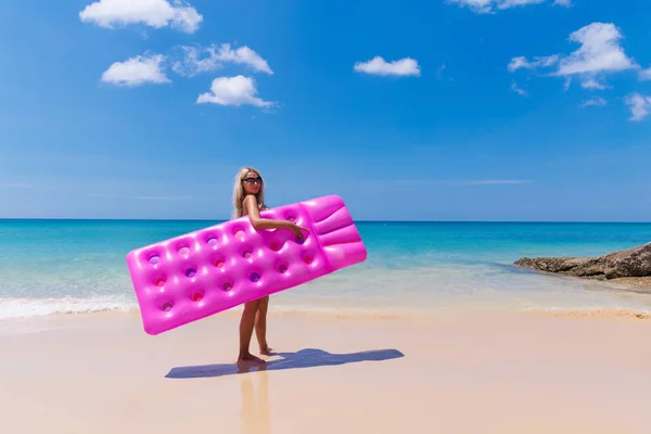 Schlanke blonde Frau mit Luftmatratze tropischen Strand — Stockfoto