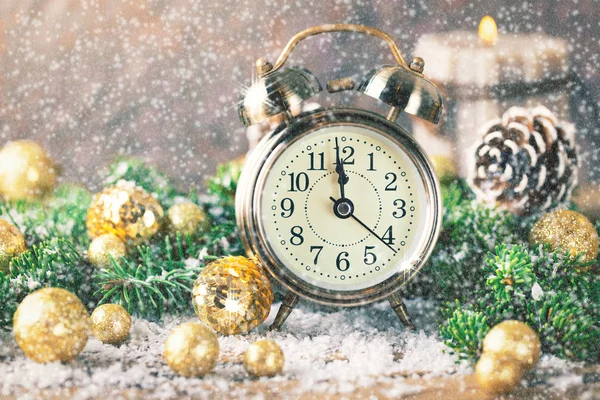 圣诞新年倒计时时钟和球 fir — 图库照片