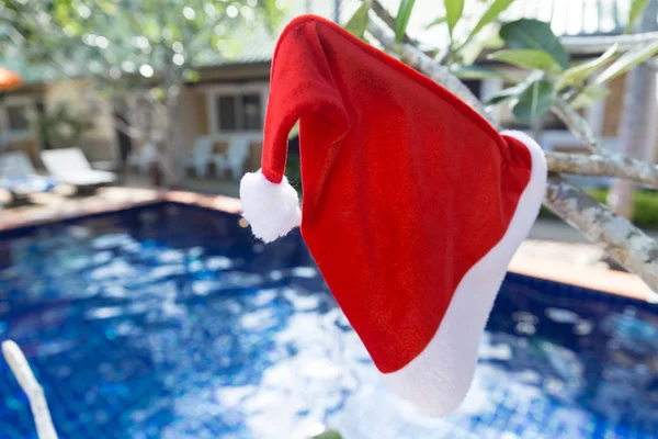 Natale Babbo Natale cappello sul bordo della piscina — Foto Stock