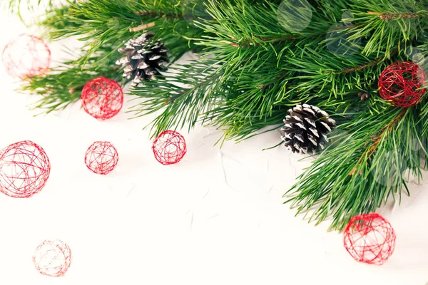 Röda julgranskulor med furu vit bakgrund — Stockfoto
