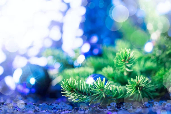 Azul Navidad bauble pino brillante fondo — Foto de Stock