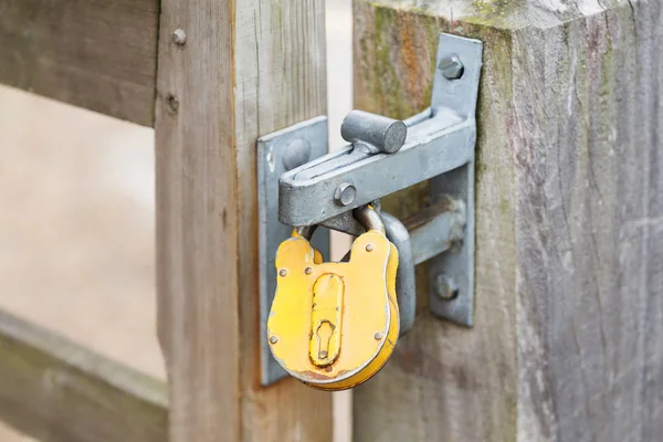 Gult hänglås på en stängda portarna — Stockfoto